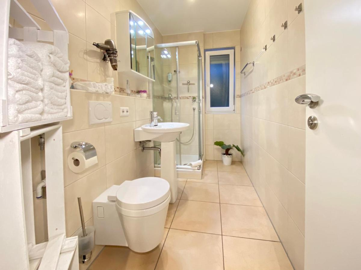2 Zimmer Apartment, 70 Qm, Max 4 Pers, Private Terasse, 2 Parkplaetze, Internet 250 Mbit Gärtringen Eksteriør bilde
